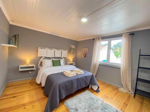 ein Schlafzimmer mit einem großen Bett und einem Fenster in der Unterkunft Brisa do Mar in São Roque