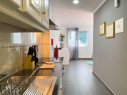 een keuken met een fornuis en een aanrechtblad bij Brisa do Mar in São Roque