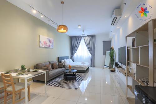 een woonkamer met een bank en een tafel bij KLCC Luxury Suite @ Chambers by Lily and Loft in Kuala Lumpur