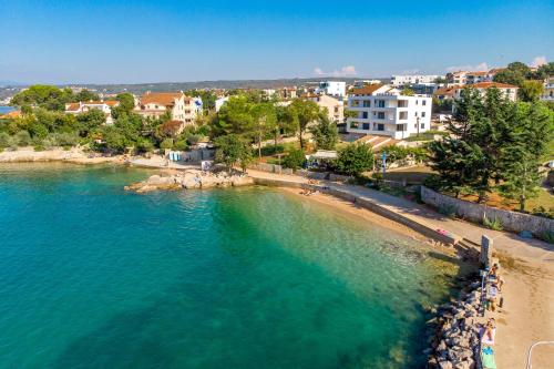 una vista aerea di una spiaggia in una città di Villa Palma a Malinska