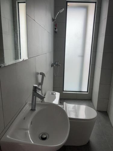 a bathroom with a sink and a mirror at Thao Nguyen Homestay in Quy Nhon