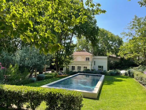 une piscine dans la cour d'une maison dans l'établissement Ermitage Notre Dame de Vacquieres, à Noves