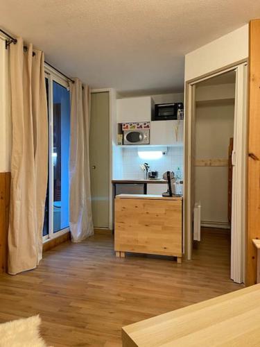 Cette chambre dispose d'une cuisine et de parquet. dans l'établissement La Foux d'Allos - Studio 4 couchages - centre station, à Allos
