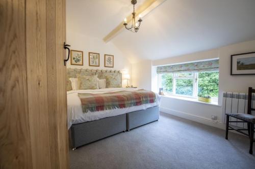 a bedroom with a bed and a window at Church View in Nunnington