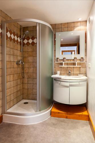 une salle de bain avec douche et lavabo dans l'établissement Appartement Le Galetas des Planards, à Chamonix-Mont-Blanc
