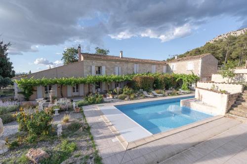 une maison avec une piscine dans une cour dans l'établissement Château Catherine de Montgolfier B&B et Gites, à Narbonne