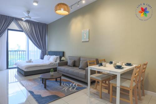 クアラルンプールにあるKLCC Luxury Suite @ Chambers by Lily and Loftのリビングルーム(ソファ、テーブル付)