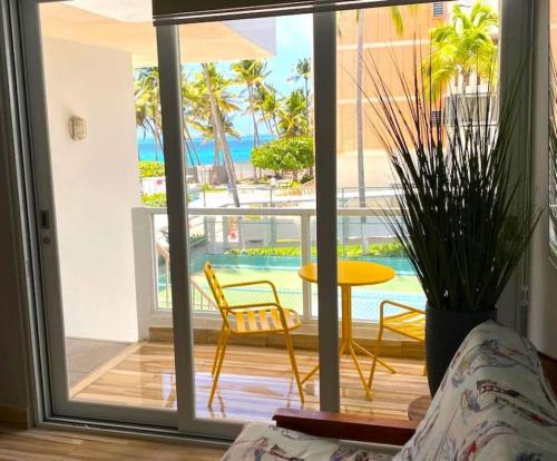Una sala de estar con vista al mar. en Kasa Balcony View, en San Juan