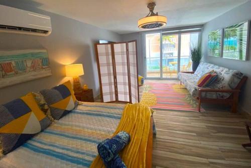 sypialnia z łóżkiem i salon w obiekcie Kasa Balcony View for 2 w mieście San Juan