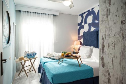 una camera da letto con un letto e un tavolo sopra di Ammos Lux Apartments a Agia Triada