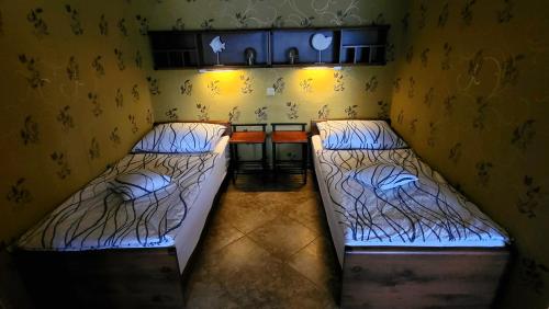 pokój z 2 łóżkami w pokoju w obiekcie Selfness Rožňava w mieście Rożniawa