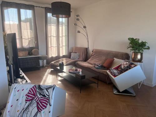 un salon avec un canapé et une table dans l'établissement Grand T3 Fréjus base nature, à Fréjus