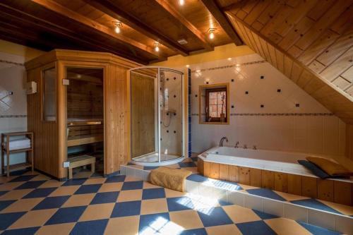 a large bathroom with a tub and a shower at Logement 1 à 6 personnes---Le Kelsch in Marlenheim