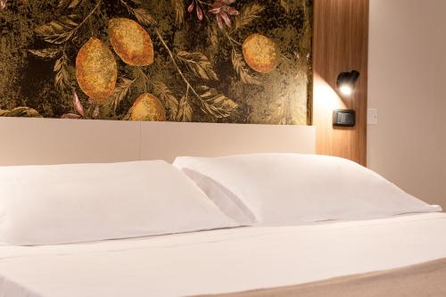 Postel nebo postele na pokoji v ubytování Continental B&B City Hotel