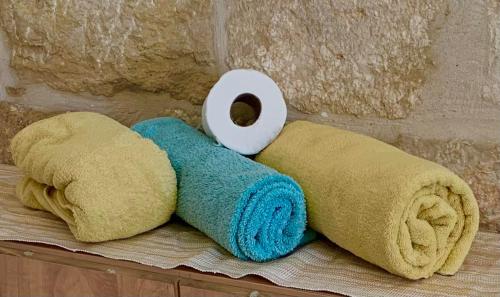 un rouleau de serviettes et un rouleau de papier toilette dans l'établissement Dar Ateeq's Arches/ Bethlehem Apartment, à Bethléem
