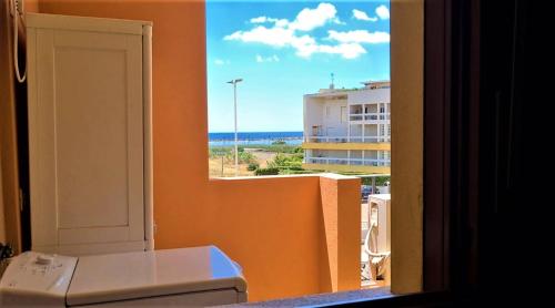 ein Fenster in einem Zimmer mit Meerblick in der Unterkunft Uno sguardo sul mare - Apartment - in Quartu SantʼElena