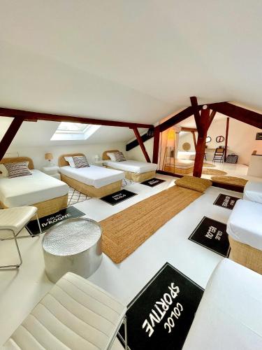 Cette chambre comprend 2 lits et des chaises. dans l'établissement Same Home, à Cassis