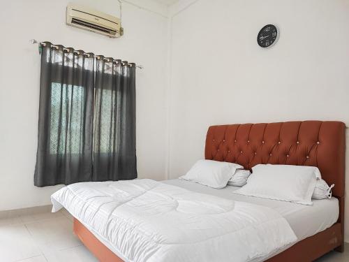 ジャンビにあるAdela Homestay Syariah Near Universitas Muhammadiyah Jambi Mitra RedDoorzの窓のある部屋にある大きなベッド