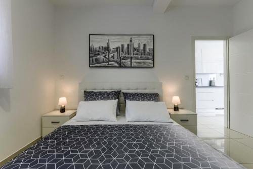 une chambre avec un grand lit avec deux lampes dans l'établissement Ivy Apartments, à Zadar