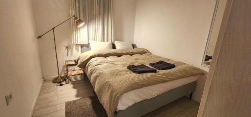 een slaapkamer met een bed met twee handdoeken erop bij Modern Home In The Heart of Nachlaot in Jeruzalem
