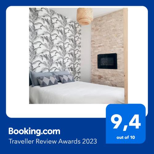 a hotel room with a bed with a wallpaper at Studio calme-équipements haut de gamme in Sarreguemines