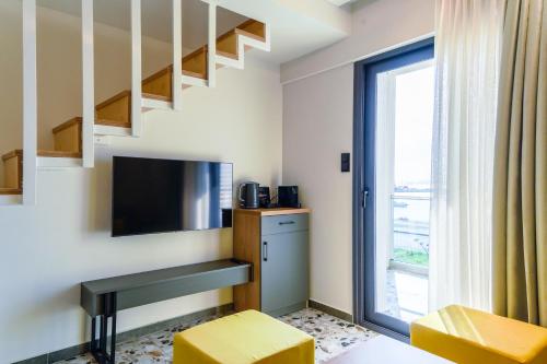 Μια τηλεόραση ή/και κέντρο ψυχαγωγίας στο NERO SEASCAPE SUITES