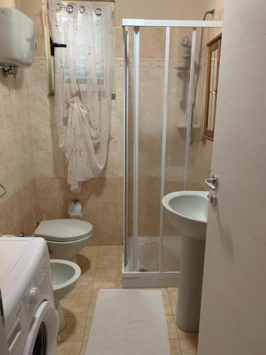 een badkamer met een douche, een toilet en een wastafel bij Casa vacanze Tilly in Pannaconi