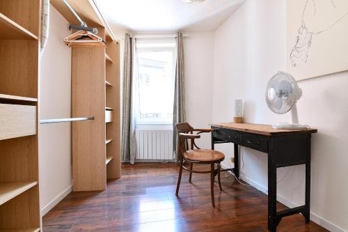 Habitación pequeña con escritorio y ventana. en Appartement Les Cigognes du Centre en Colmar