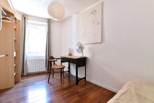 - une chambre avec un bureau dans l'établissement Appartement Les Cigognes du Centre, à Colmar