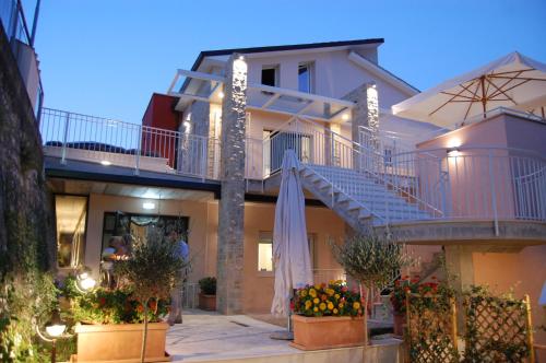 a house with a staircase and an umbrella at Residenza il Punto in Perugia