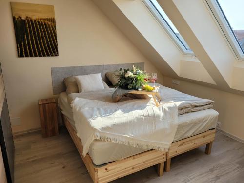 Un dormitorio con una cama con una bandeja de flores. en Zámek na dlani Mikulov, en Mikulov