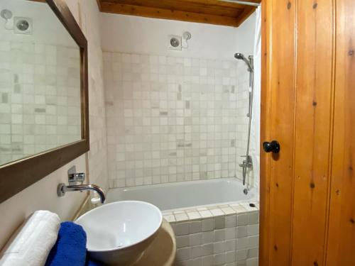 a bathroom with a sink and a bath tub at Eveleos Country House in Tochni