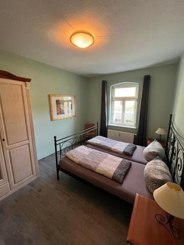 Schlafzimmer mit einem Bett und einem Fenster in der Unterkunft Quartier am Nationalparkhaus in Bad Schandau