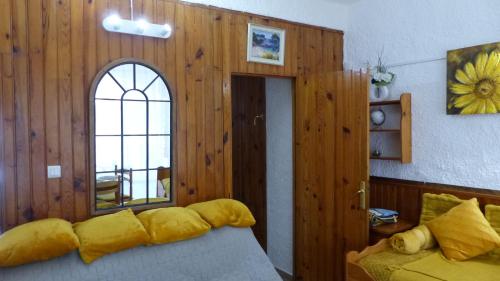 une chambre avec un lit, une fenêtre et un miroir dans l'établissement DIRECT PLAGE, à Argelès-sur-Mer