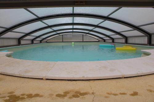 una gran piscina de agua en un edificio en Chez Lili, en Meslan