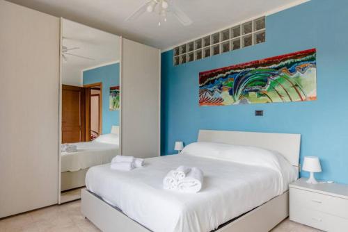 um quarto com 2 camas e uma parede azul em GARDASUN 1 lake on foot balcony parking em Padenghe sul Garda