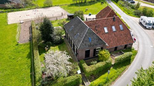 an overhead view of a house with a yard at Pleisterplaats Schöppert B&B in Neede