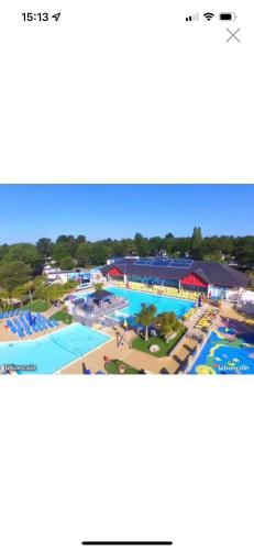 une vue aérienne d'une piscine dans un complexe hôtelier dans l'établissement Mobilhome bora bora, à Pont-Aven