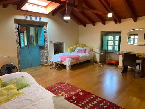 1 dormitorio con 1 cama y escritorio en una habitación en Casa A Canella, en Sobreira