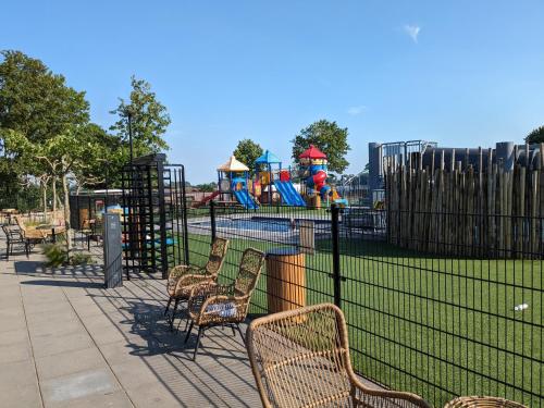 un parque con parque infantil con sillas y mesa en Heimathafen, en Lathum
