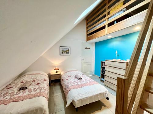 dwa łóżka w sypialni z niebieskimi ścianami w obiekcie COC - Les Sables Blancs w mieście Wissant