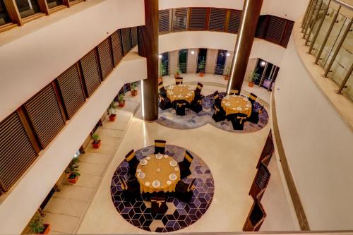 Un restaurante o sitio para comer en Sunday Hotel Jaipur