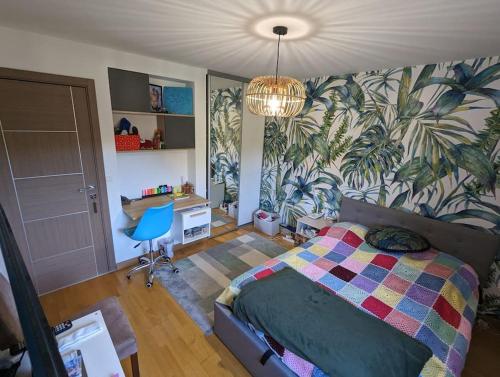 une chambre avec un lit, un bureau et une chaise dans l'établissement Charming Villa with pool, close to city center, à Aix-en-Provence