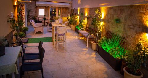 un restaurante con un patio con mesas y sillas en Luxury Plateia Rooms en Perea