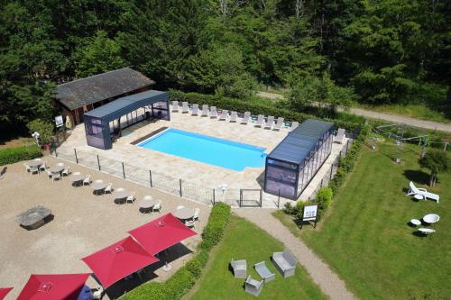 an overhead view of a swimming pool with chairs and umbrellas at Relais Des Landes in Ouchamps