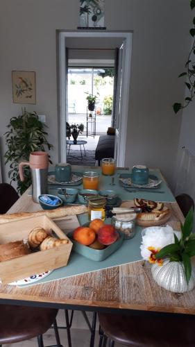 un tavolo con un mucchio di cibo sopra di Chambre d'hôtes Les Hortensias a Gelos