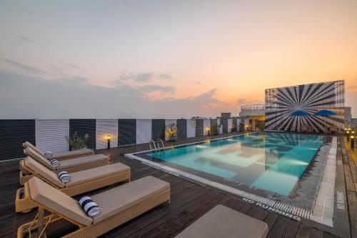 una piscina en la azotea de un edificio en Sunday Hotel Jaipur, en Jaipur