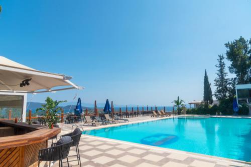 una piscina en un hotel con sillas y sombrillas en Panoramic Residences Bodrum en Bodrum