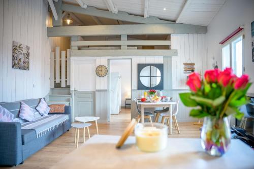 un salon avec un canapé bleu et une table dans l'établissement Appart le Grignon, à Saint-Martin-de-Ré