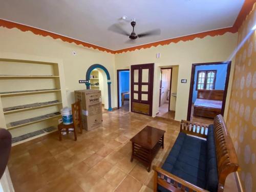אזור ישיבה ב-2 bed Flat to rent in Nedungadu, near Thirunallar